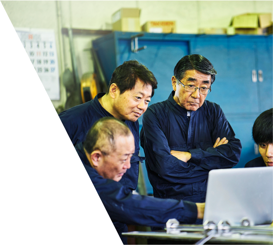 倉庫で作業する男性